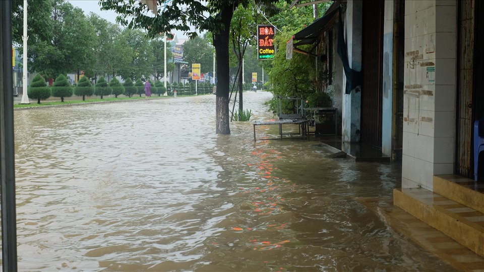 Ngập lụt ở Nha Trang do mưa lớn kéo dài mấy ngày qua. Ảnh: Nhiệt Băng