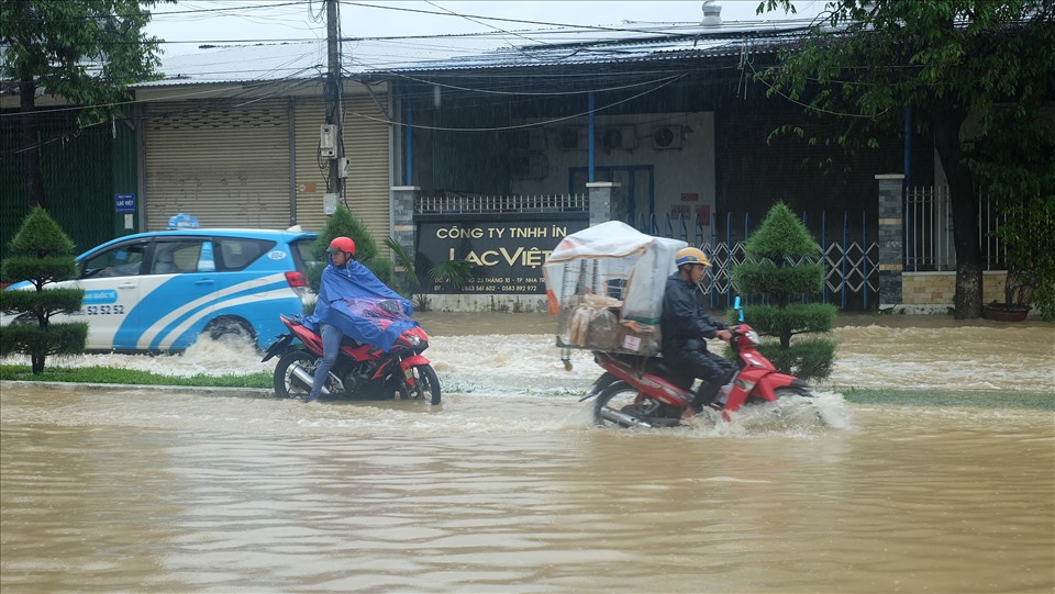 Đường 23 tháng 10 đoạn qua thôn Phú Trung, xã Vĩnh Thạnh, Nha Trang bị ngập sâu. Ảnh: Nhiệt Băng