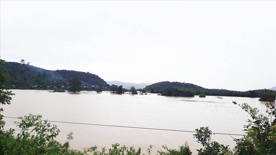 Thống kê của UBND huyện Krông Bông, mưa lớn trong những ngày qua đã khiến cho hàng loạt khu vực bị ngập lụt nặng nề, lượng mưa đo được có thời điểm lên đến hơn 200mm. Giao thông ở một số tuyến đường liên xã, thôn bị chia cắt nghiêm trọng. Ảnh: B.T