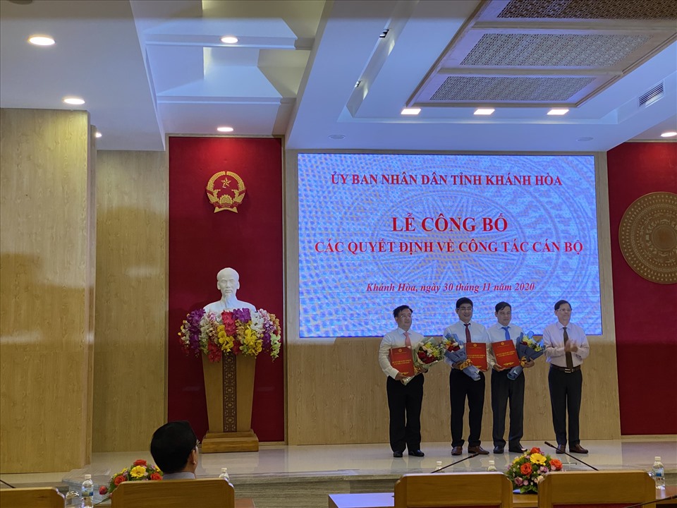 UBND tỉnh Khánh Hòa cũng bổ nhiệm các Phó giám đốc 2 Sở Tài nguyên - Môi trường và Sở Xây dựng. Ảnh: N.B