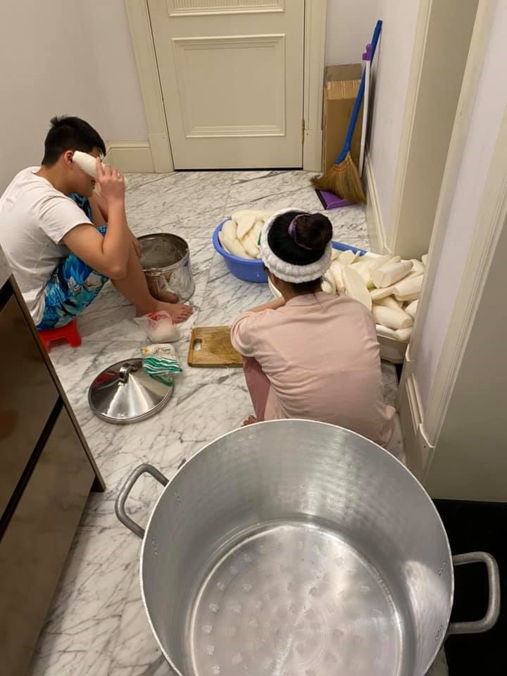 Nguyễn Thị Huyền cho biết nguồn rau sạch và trái cây trồng quanh nhà là thực phẩm chính cho các bữa ăn trong gia đình. Cô thu hoạch củ cải cùng gia đình và đem đi chế biến.