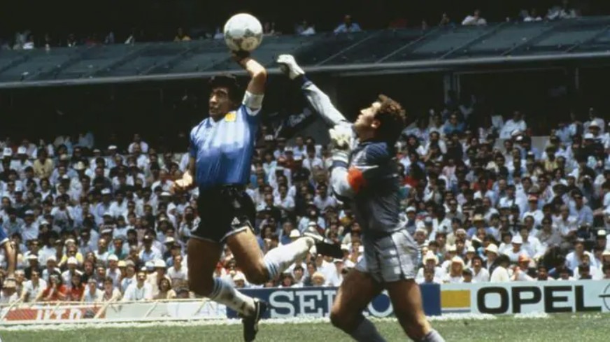 Maradona dùng tay ghi bàn vào lưới tuyển Anh ở World Cup 1986. Ảnh AFP