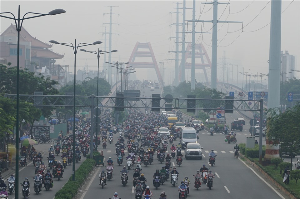 Khí thải từ xe máy, ôtô là nguyên nhân hàng đầu gây ô nhiễm không khí ở TPHCM.  Ảnh: Minh Quân