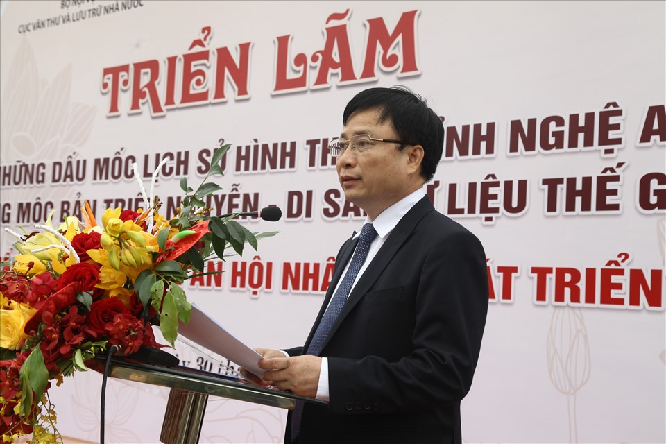 Phó Chủ tịch UBND tỉnh Nghệ An Bùi Đình Long phát biểu khai mạc triển lãm. Ảnh: QĐ