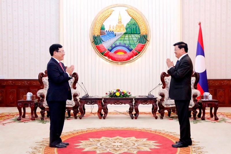 Phó Thủ tướng, Bộ trưởng Ngoại giao Phạm Bình Minh chào xã giao Thủ tướng  Thongloun Sisoulith. Ảnh: BNG