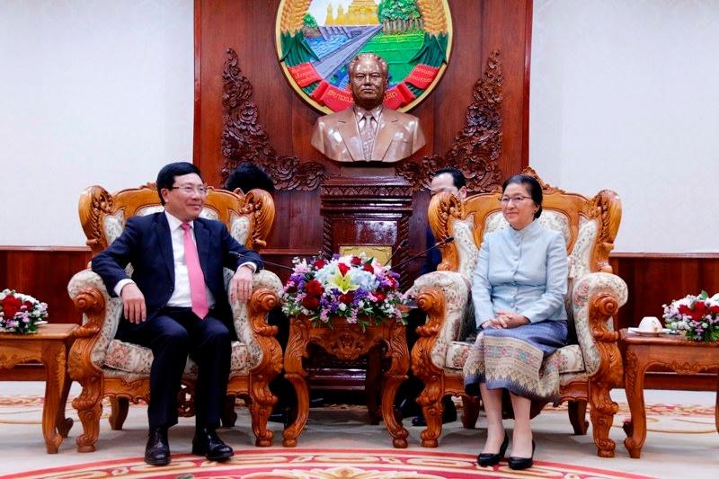Phó Thủ tướng, Bộ trưởng Ngoại giao Phạm Bình Minh chào xã giao Chủ tịch Quốc hội Pany Yathotou. Ảnh: BNG