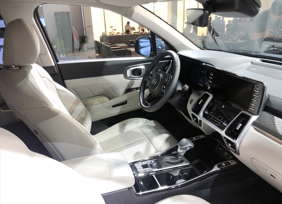 Kia Sorento All New được trang bị ghế da với khả năng sưởi ấm và làm mát. Bên cạnh đó, mẫu SUV cạnh tranh với Toyota Fortuner còn có thể chỉnh điện, gập điện các hàng ghế cùng tính năng nhớ 2 vị trí ghế lái cực kỳ tiện dụng.