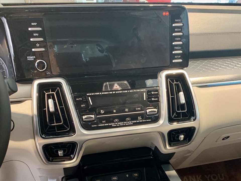Kia Sorento sở hữu màn hình 12,3 inch đặt ngang có thể kết nối Apple CarPlay và Android Auto cùng hệ thống âm thanh vòm 12 loa Bose cao cấp.