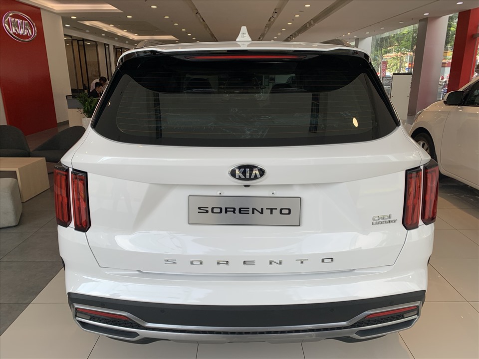 Một chi tiết nữa cũng hấp dẫn không kém của chiếc SUV này là tên xe “SORENTO” đã được đặt nổi giúp người dùng liên tưởng đến thiết kế xe sang.