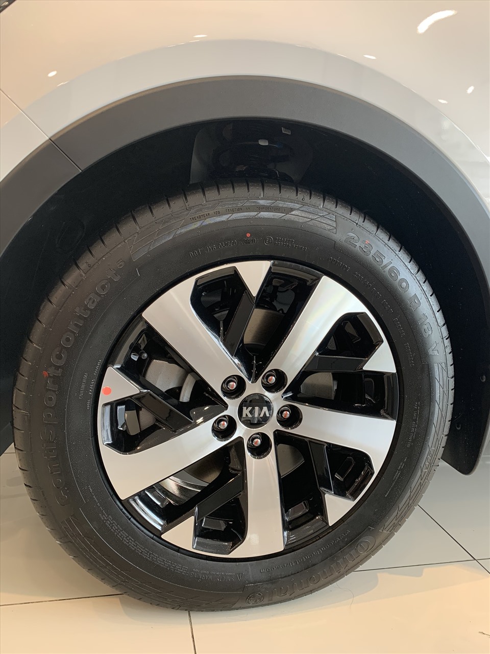 Kia Sorento 2021 sẽ sử dụng bộ mâm 5 chấu đơn 2 màu với kích thước 19 inch đi kèm bộ lốp 235/55R19 của Michelin. Vòm bánh xe sơn đen, nẹp ốp hông là những trang bị của mẫu xe này.