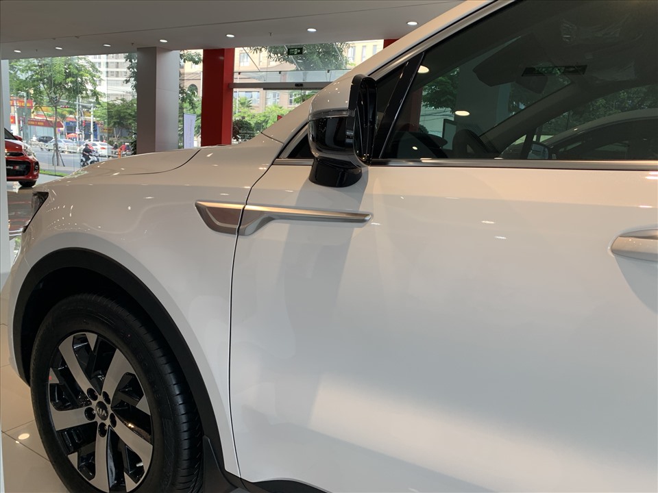 Phần gương xe được tích hợp đèn xi-nhan LED kèm camera lề bên cạnh tính năng chỉnh điện, tự động gập. Tay nắm cửa của chiếc SUV này có tích hợp nút bấm mở khóa thông minh.