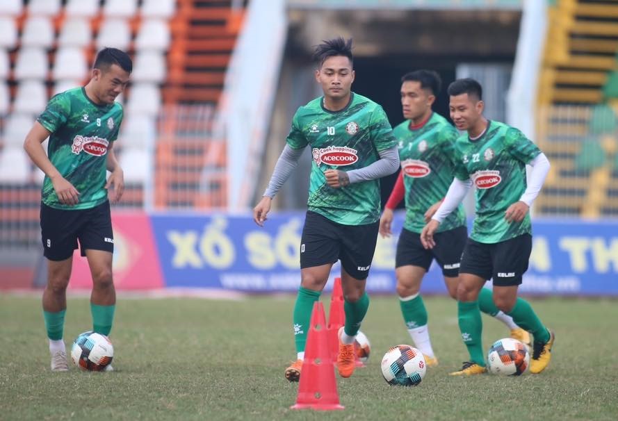 Ngoài Phan Thanh Hậu, TPHCM còn chiêu mộ 6 cầu thủ khác để chuẩn bị cho mùa bóng mới là Hồ Tuấn Tài (số 10) từ SLNA. Tuấn Tài được kỳ vọng sẽ thay thế vị trí của Công Phượng - người vừa trở về SLNA sau khi hết hạn hợp đồng cho mượn.