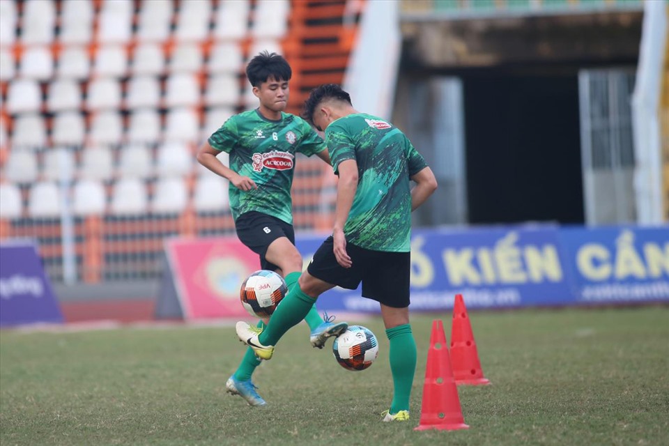 Phan Thanh Hậu rời HAGL sau 6 năm gắn bó và đến thi đấu cho TPHCM theo bản hợp đồng cho mượn có thời hạn 2 năm. Cầu thủ sinh năm 1997 nhiều khả năng sẽ mang áo số 6 ở đội bóng mới.