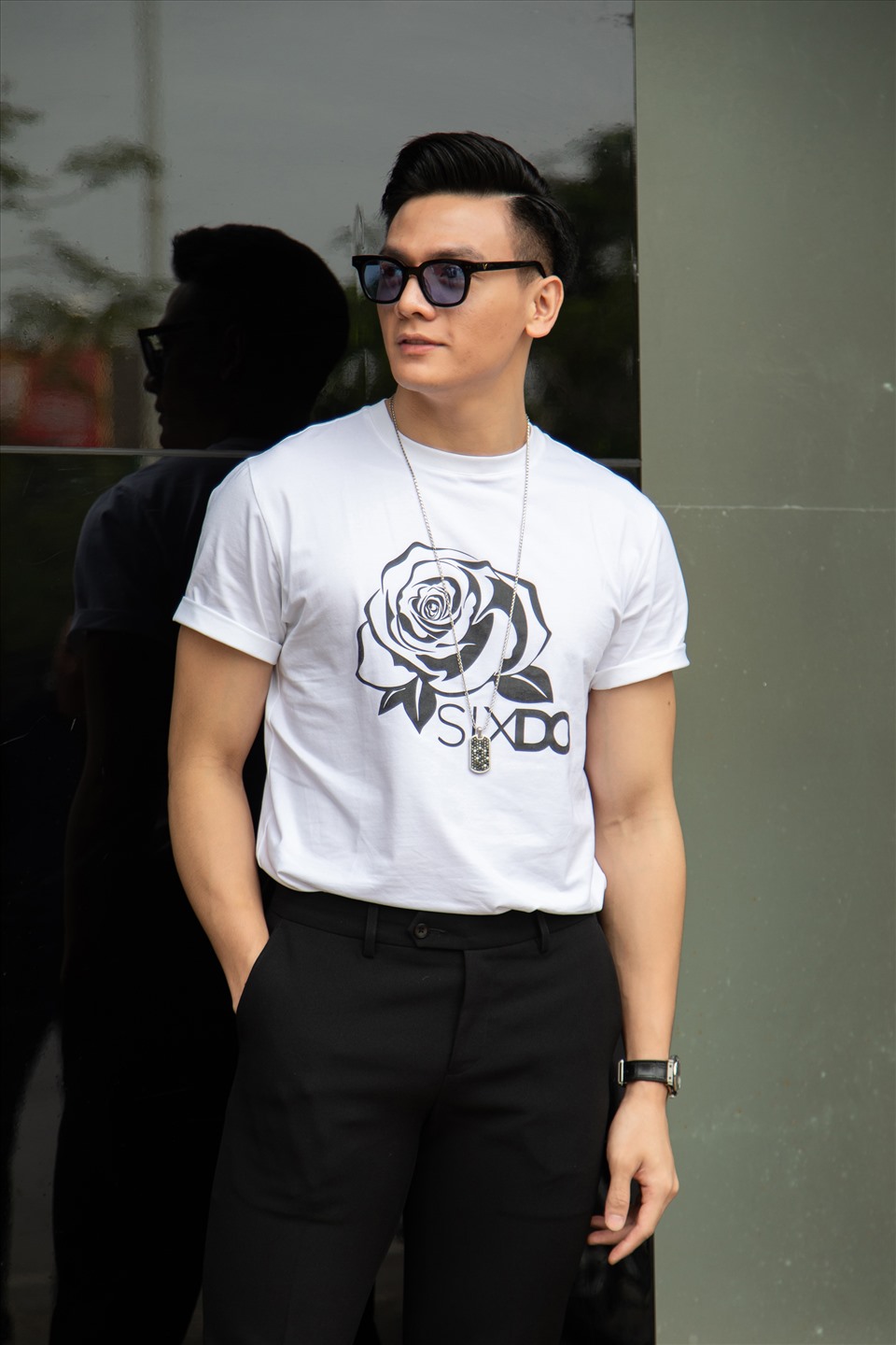Còn diễn viên - người mẫu Lê Xuân Tiền gây thích thú khi phối áo trắng hoạ tiết đen cùng quần skinny thời trang, trẻ trung. Ảnh: Huy Nguyễn.