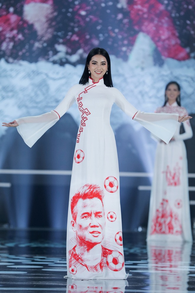 Nhiều Nhà thiết kế danh tiếng của Việt Nam còn dành nhiều ưu ái cho người đẹp và hứa rằng nếu Cẩm Đan mong muốn sẽ mời cô trình diễn trong các bộ sưu tập thời trang của họ.