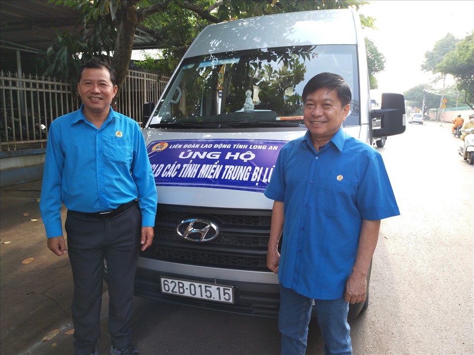 Chủ tịch LĐLĐ tỉnh Long An - ông Nguyễn Văn Quí (bên phải) trên đường đi cứu trợ. Ảnh: K.Q
