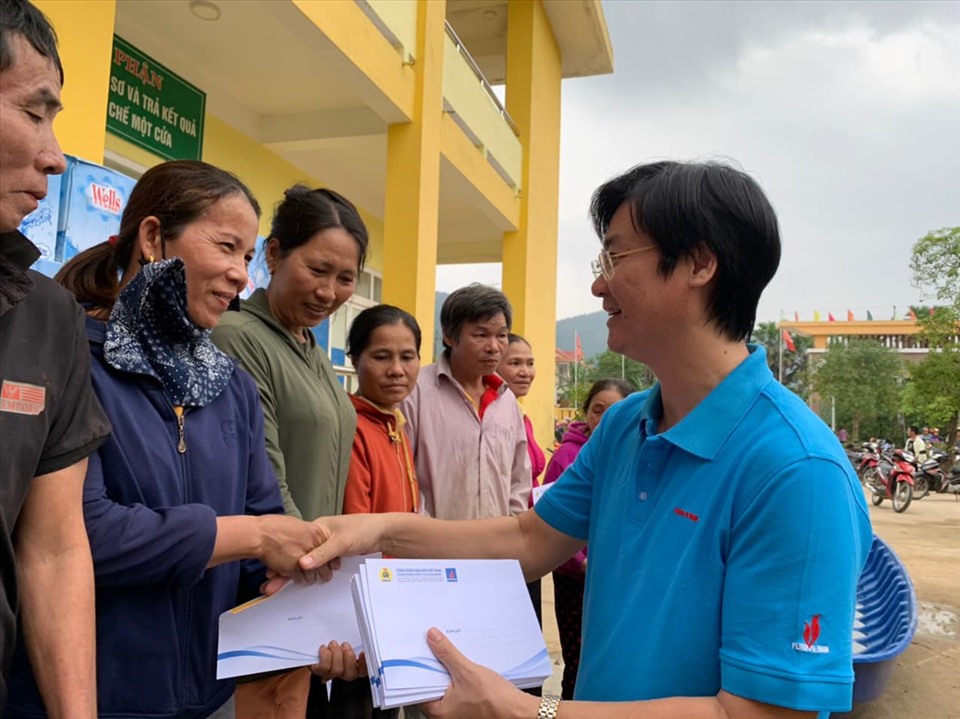 Phó Chủ tịch Nguyễn Mạnh Kha trao quà hỗ trợ cho đồng bào. Ảnh: CĐ DK