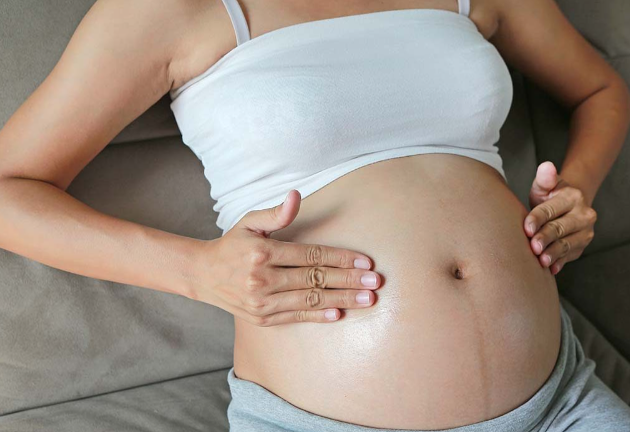 Hãy thường xuyên tương tác với trẻ qua quá trình mang bầu sẽ giúp hai mẹ con có thêm sự kết nối. Ảnh nguồn: AFP.