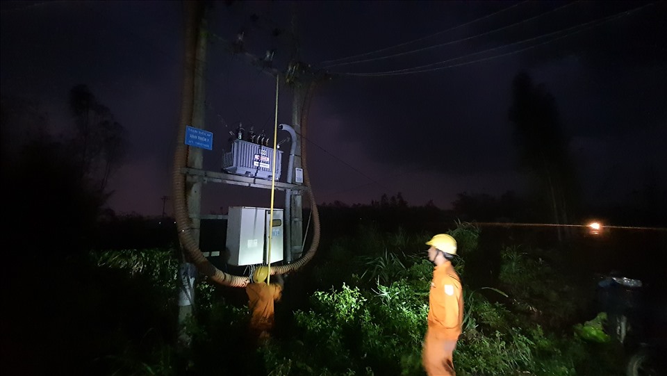 Hàng ngàn kỹ sư, công nhân điện được huy động ngày đêm nhằm khôi phục sớm nhất lưới điện miền Trung - Tây Nguyên bị thiệt hại do bão số 9 gây ra. Ảnh: Minh Thành