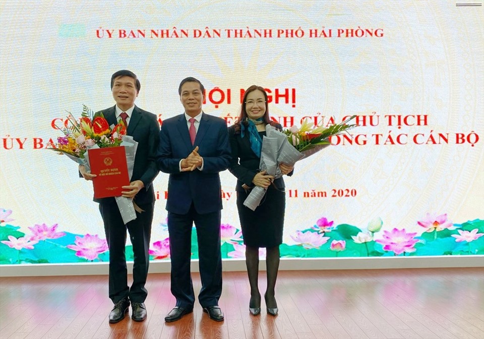 Chủ tịch UBND thành phố Nguyễn Văn Tùng trao hoa và Quyết định chúc mừng các đồng chí lãnh đạo Sở Y tế. Ảnh haiphong.gov.vn