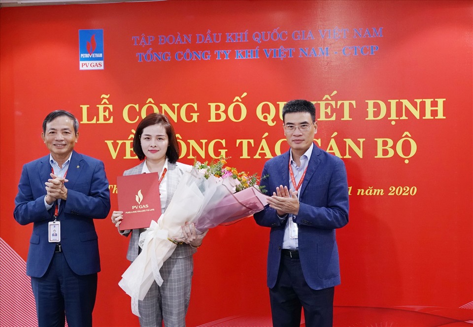 Lãnh đạo PV GAS trao quyết định bổ nhiệm Trưởng Ban Tài chính PV GAS cho bà Phan Thị Phương Anh.