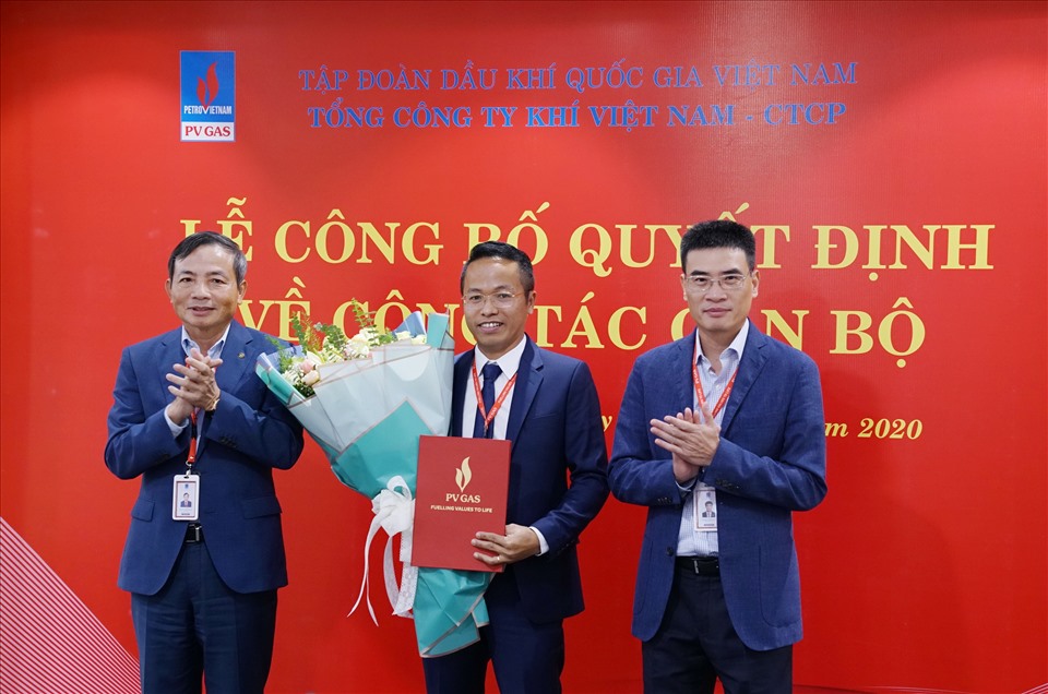 Lãnh đạo PV GAS trao quyết định bổ nhiệm Giám đốc KCM cho ông Nguyễn Văn Bé Ba.