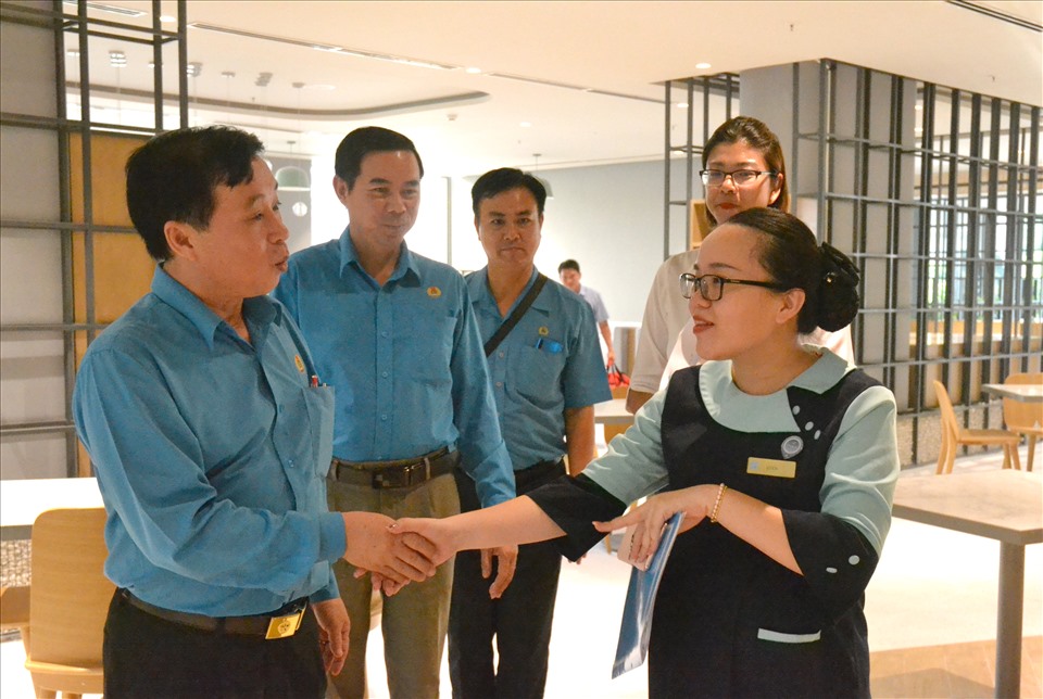 Nhiều người lao động bày tỏ vui mừng với Chủ tịch LĐLĐ tỉnh Kiên Giang sau khi thành lập tổ chức Công đoàn tại doanh nghiệp. Ảnh: Lục Tùng