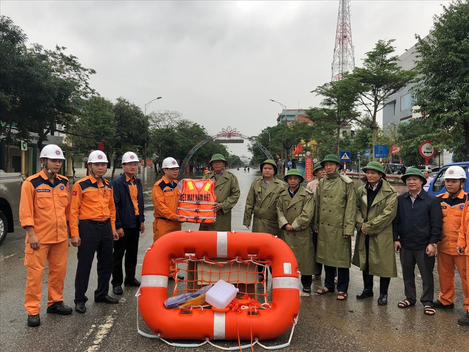 Trung tâm Phối hợp TKCN hàng hải Việt Nam trao áo phao, phao bè cứu sinh tại Hà Tĩnh.