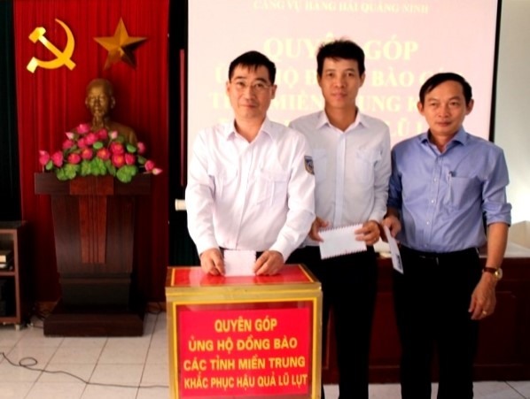 Cảng vụ Hàng hải Quảng Ninh tổ chức quyên góp ủng hộ các tỉnh miền Trung.