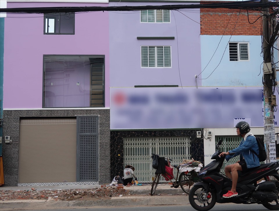 Bên ngoài một số ngôi nhà “siêu mỏng” trên đường Cách Mạng Tháng 8, quận Tân Bình, TPHCM. Ảnh: Nguyễn Huy