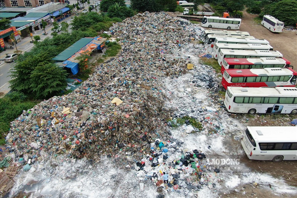 “Núi rác” thải tập kết tại quận Cầu Giấy. Ảnh: TG.