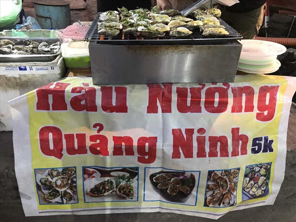Hàu nướng Quảng Ninh chỉ từ 5.000 đồng/con bán tràn lan ngoài vỉa hè. Ảnh: Trang Mạc