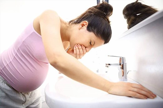 Nhịn ăn khi ốm nghén sẽ ảnh hưởng đến sức khỏe của mẹ và thai nhi. Ảnh: Vinmec