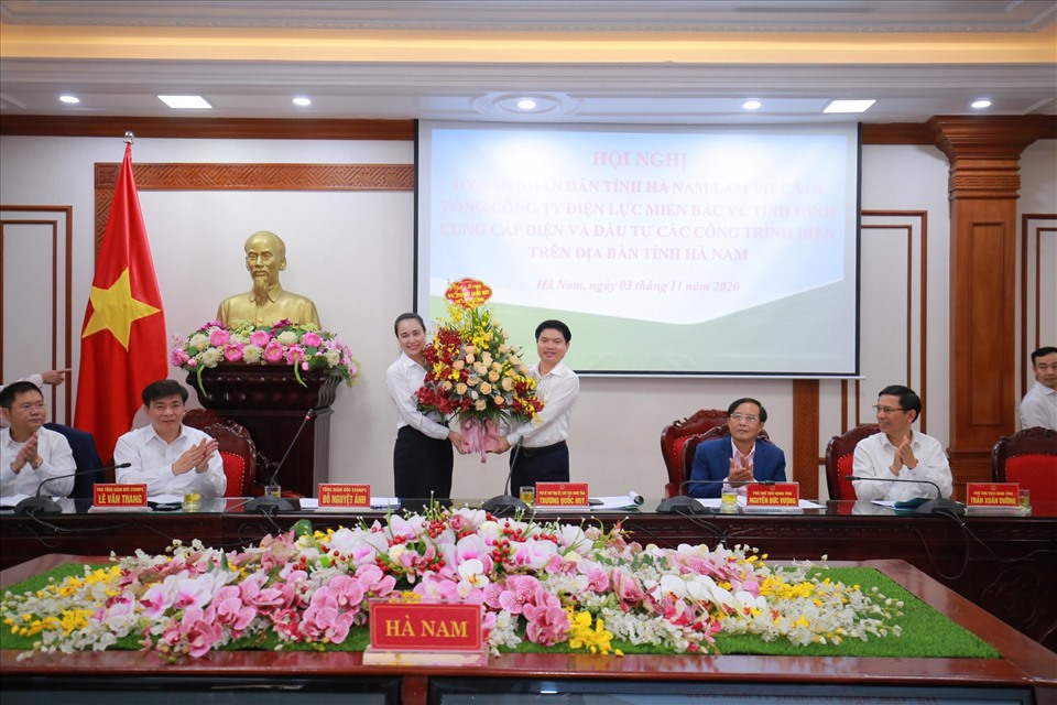 Bà Đỗ Nguyệt Ánh – Thành viên HĐTV, Tổng giám đốc EVNNPC tặng hoa chúc mừng tân Chủ tịch UBND tỉnh Hà Nam ông Trương Quốc Huy. Ảnh: EVN