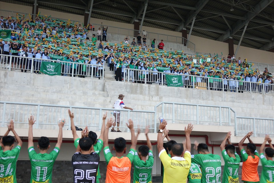 Cầu thủ ĐH Nông Lâm đến tri ân khán giả sau trận đấu. SV-League tạo ra ấn tượng mạnh mẽ khi được tổ chức rất chuyên nghiệp, cả trên sân lẫn ở khán đài. Lượt đấu kết tiếp, đội ĐH Nông Lâm sẽ gặp ĐH Cần Thơ cũng trên sân Dĩ An chiều 21.11.