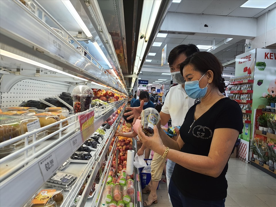 Khách hàng mua sắm bên trong khu vực siêu thị Co.opmart Cống Quỳnh (Quận 1). Ảnh: Nguyễn Huy
