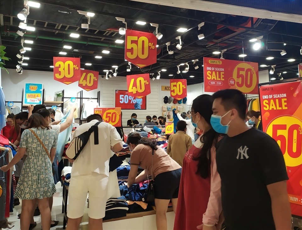 Bên trong trung tâm thương mại AEON Bình Tân, đa số khách hàng đều thực hiện đeo khẩu trang theo yêu cầu. Ảnh: Nguyễn Huy