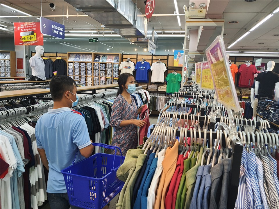 Đa số người dân đều chấp hành việc đeo khẩu trang khi đến siêu thị mua sắm. Ảnh: Nguyễn Huy