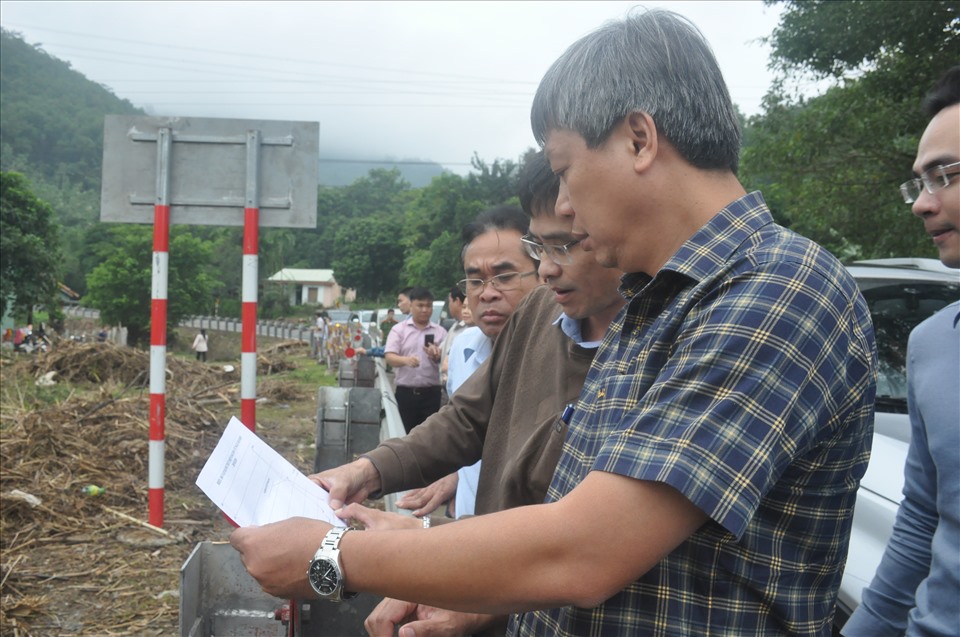 Ông Hồ Quang Bửu - Phó Chủ tịch UBND tỉnh Quảng Nam kiểm tra tình hình thiệt hại do bão lũ ở huyện Nam Giang.