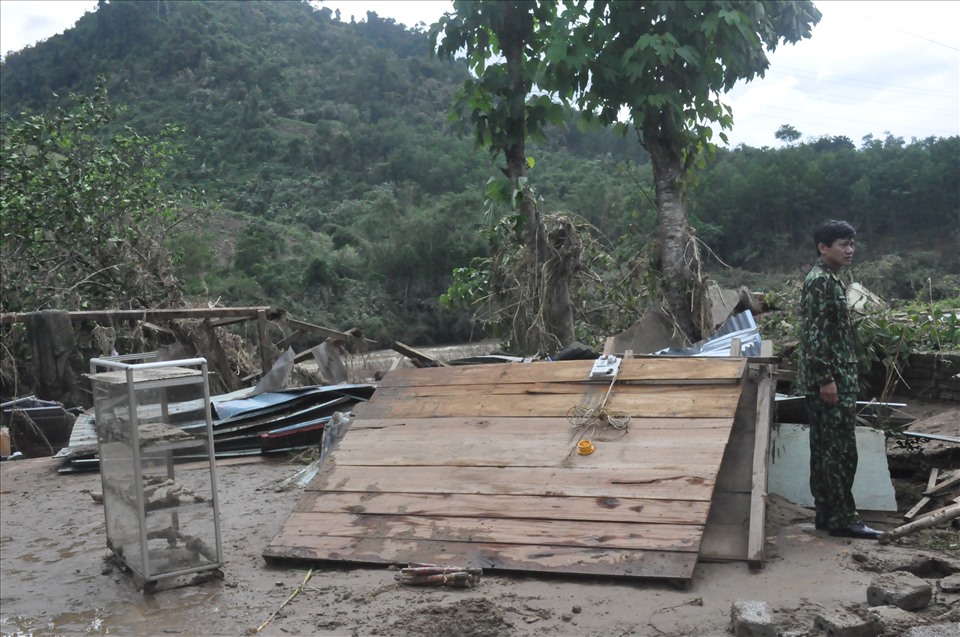 Chính quyền huyện đề nghị thủy điện Đắk Mi 4 đền bù, hỗ trợ người dân bị thiệt hại do xã lũ.