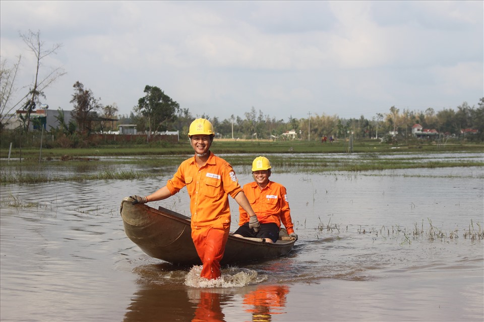 Đến 7h ngày 5/11/2020, còn 32.392 khách hàng ở 13 xã, phường của 3 tỉnh Quảng Nam, Quảng Ngãi và Kon Tum chưa được cấp điện trở lại, chiếm 0,94% trên tổng số 3.438.034 khách hàng của 11 tỉnh, thành phố miền Trung – Tây Nguyên bị mất điện do ảnh hưởng của bão số 9.