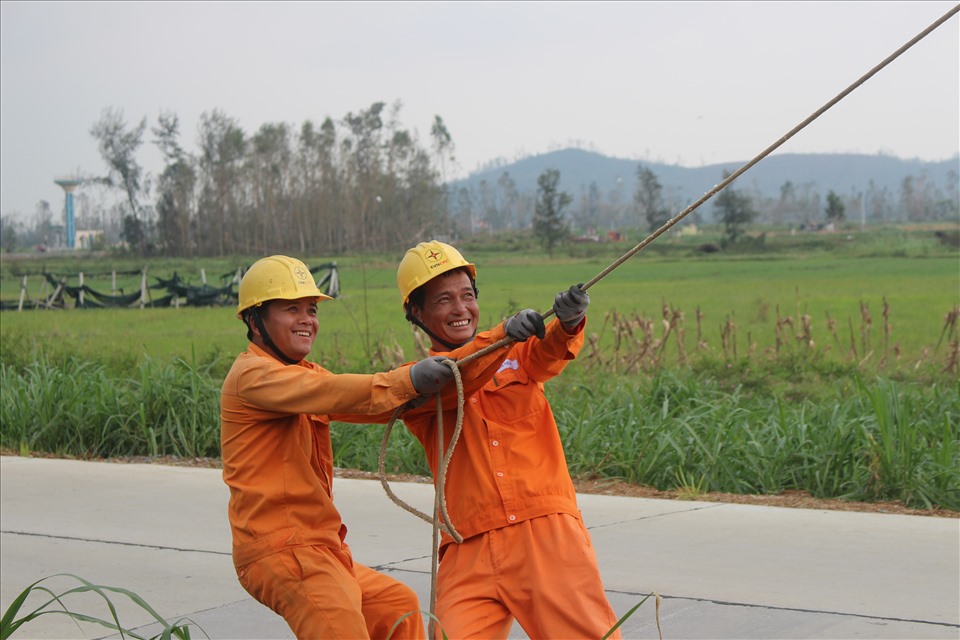 Khoảng 1.600 cán bộ, kỹ sư, công nhân điện được huy động về tâm bão Quảng Nam, Quảng Ngãi để khắc phục sự cố lưới điện do bão số 9 gây ra.