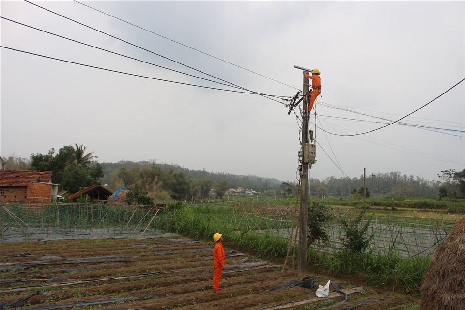 Gần 1.000 cán bộ, kỹ sư, công nhân điện được huy động về Quảng Ngãi để khắc phục sự cố do bão số 9 gây ra