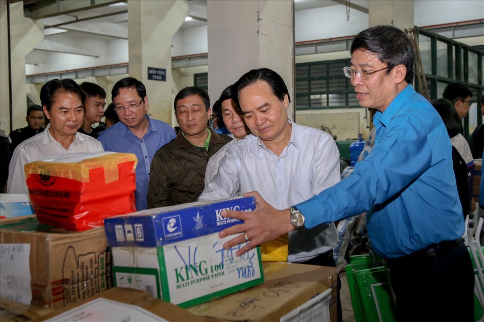 Bộ trưởng Phùng Xuân Nhạ kiểm tra hàng hóa hỗ trợ miền Trung.