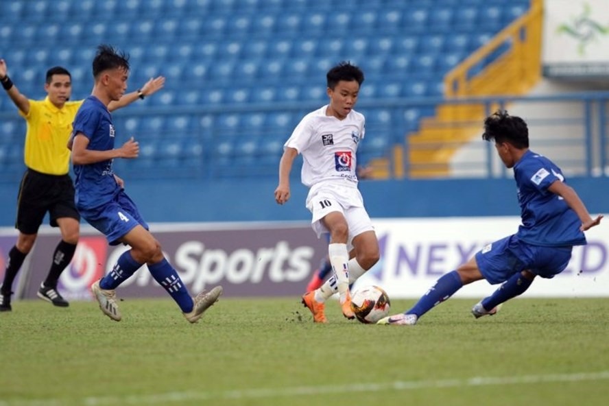 U15 Quảng Nam (áo trắng) thi đấu khá ấn tượng tại VCK U15 Quốc gia 2020. Ảnh: Next Media.