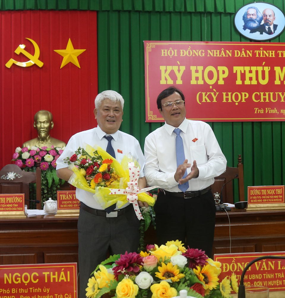 Ông Lê Văn Hẳn (phải, tân Chủ tịch UBND tỉnh Trà Vinh) và ông Đồng Văn Lam (trái) tặng hoa và chụp ảnh lưu niệm tại kỳ họp. Ảnh: P.V.