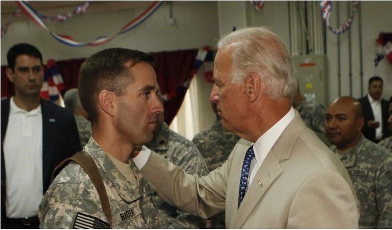 Ông Joe Biden và con trai Beau tại trại Victory ở Badhdad, Iraq, năm 2009. Ảnh: SCMP