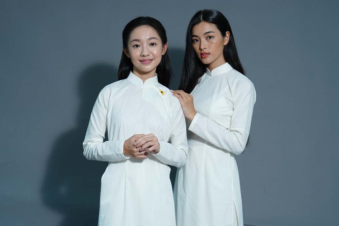 Nữ diễn viên (bên trái) vào vai Dao Ánh, mỹ nhân được nhạc sĩ Trịnh Công Sơn gởi 300 bức thư tình, trong phim “Em và Trịnh“. Ảnh: ĐPCC