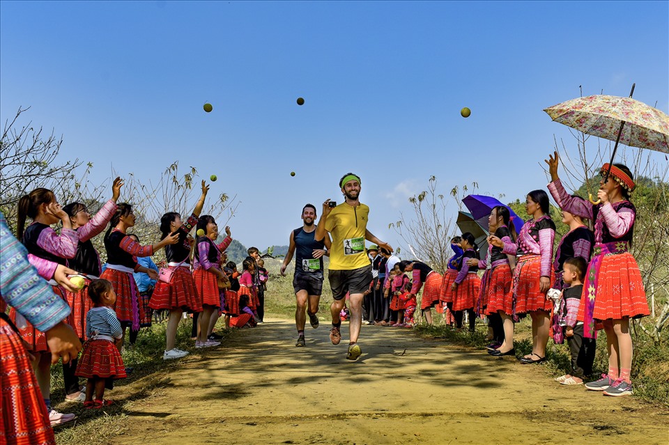 Huy chương Bạc thứ hai là bức ảnh mang chất du lịch rất rõ, chụp khoảnh khắc về đích của những khách nước ngoài trong cuộc thi chạy marathon - “Đường chạy mùa xuân” của Đinh Văn Hải (Hòa Bình).