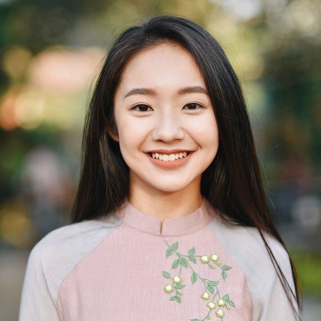 Hoàng Hà sinh năm 1996 tại Hà Nội, cô theo đuổi nghề diễn từ năm 2015. Người đẹp Hà Thành từng tham gia hai phim ngắn như “Tết gần Tết xa“, “Cô gái của những ngày đã qua“. Ngoài ra cô còn là người lồng tiếng và từng học qua sản xuất phim. Ảnh: NVCC.